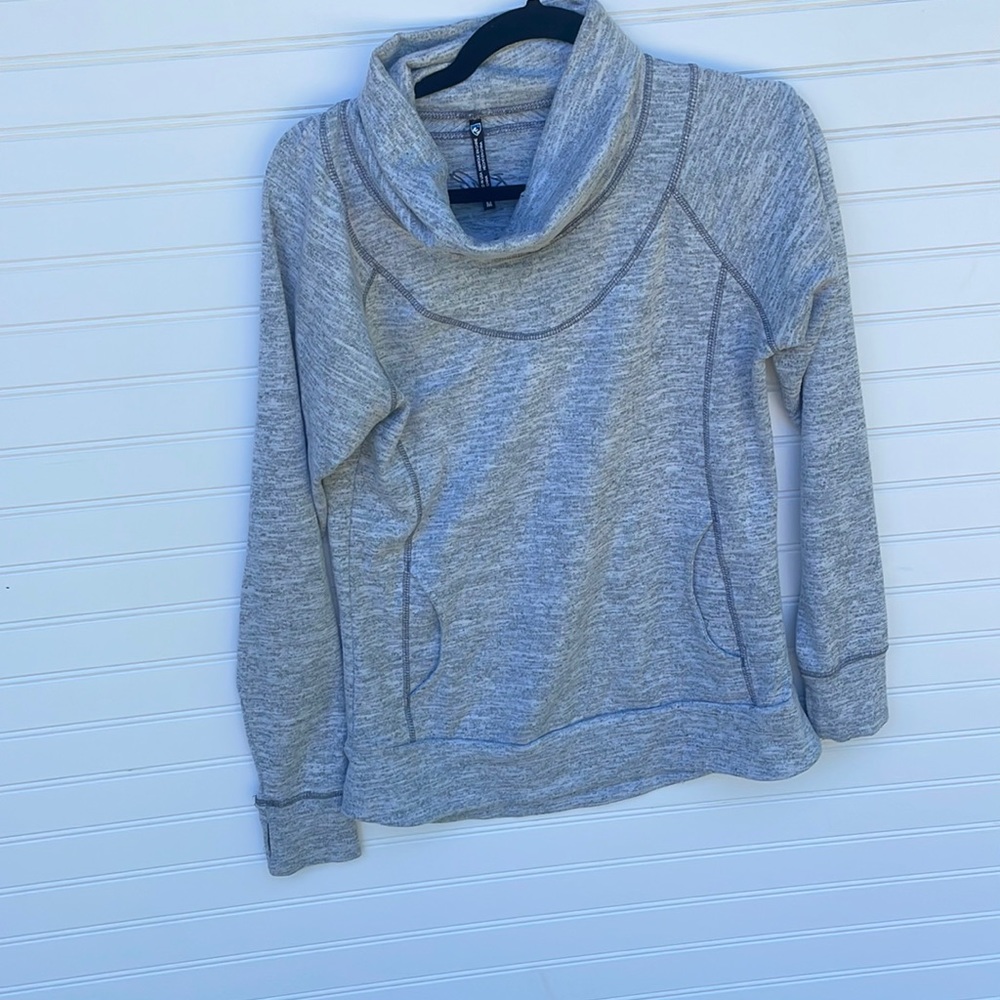 Kuhl Lightly worn size medium drawstring missing out neck